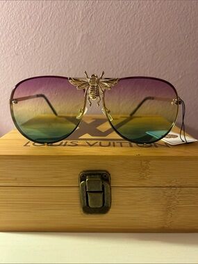 Gold Bee Accent Aviator Sunglasses with Gradient Lenses